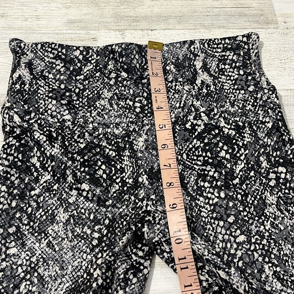 Spanx Snake Print Leggings Size Medium - Picture 10 of 11